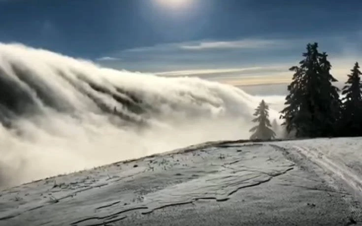 Εντυπωσιακό! Ομίχλη μοιάζει με κύμα σε βουνό της Ελβετίας (βίντεο)